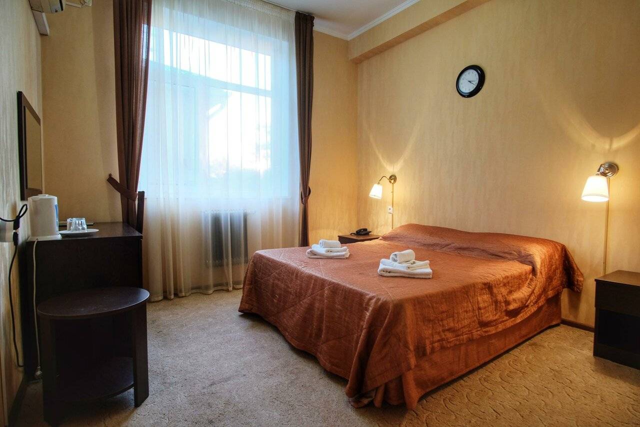 Номер стандарт с 1 двуспальной кроватью